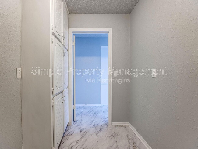Building Photo - 101 E Platt Dr