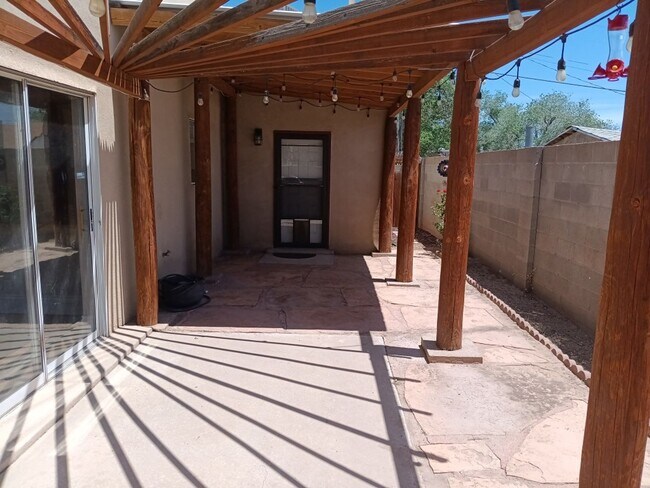 Building Photo - 3 Bedroom, 2.5 Bathroom Home! Schedule a Showing!