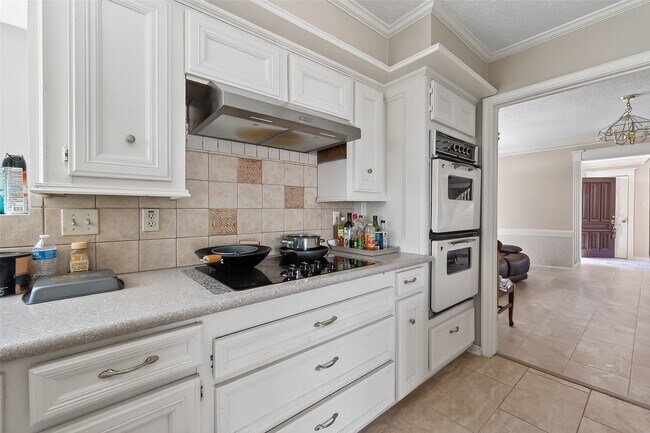 Building Photo - 11302 Hylander Dr