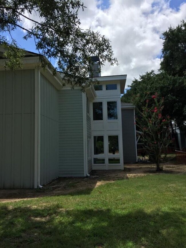Building Photo - 277 Alexandra Dr