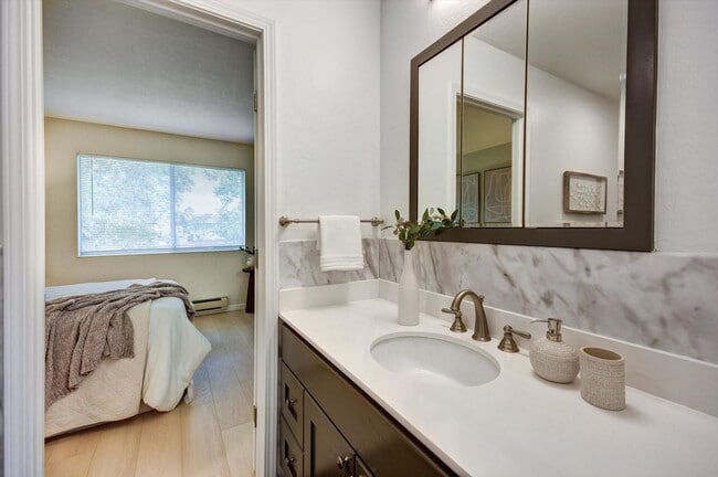 Building Photo - Sunnyvale Meadows Condo