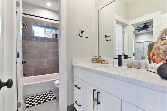 Building Photo - 712 Pinemont Cyn Ln