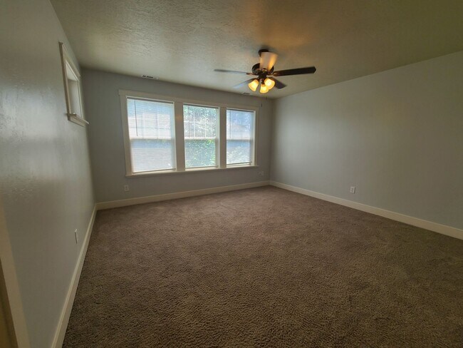 Building Photo - Clean and ready to go 3 bedroom home