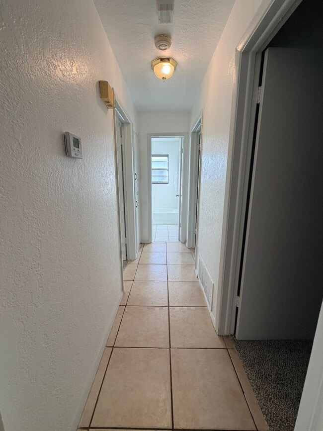 Building Photo - 1323 SE Clover Ln