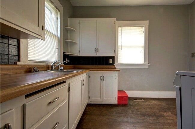 Building Photo - 2 bed 1 bath 792 sqft