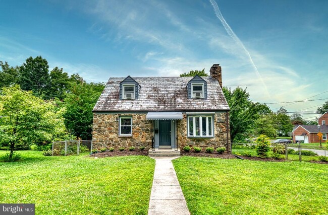 Building Photo - 6233 Woodcrest Ave