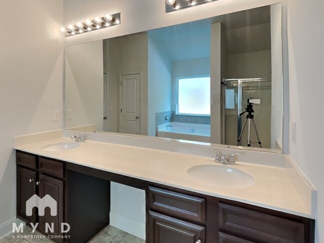 Building Photo - 464 Vandenburg Dr