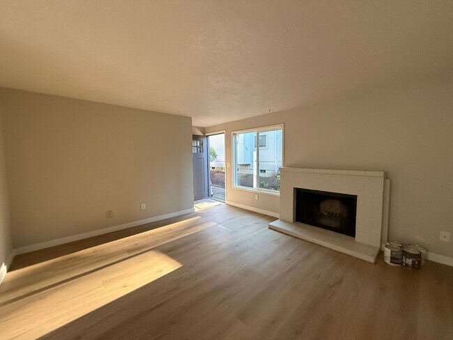 Building Photo - NOW SHOWING SNEAK PREVIEW - RENOVATED TOWNHOME in Raleigh Hill Available for IMMEDIATE MOVE IN an...