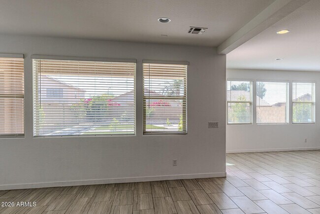 Building Photo - 9115 W Glenrosa Ave