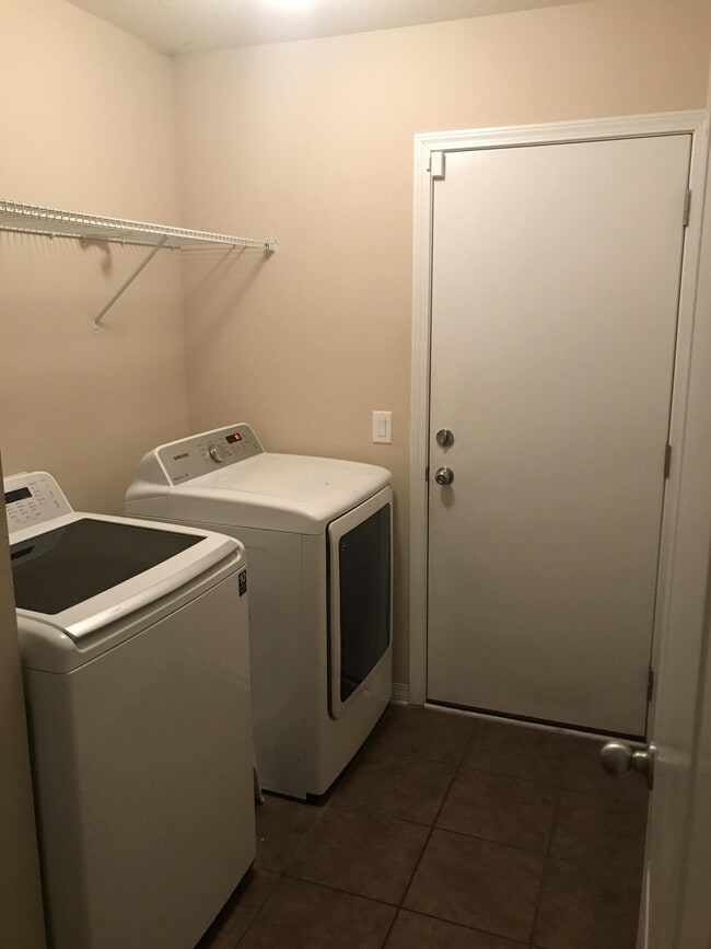 Building Photo - 8173 Verdura St