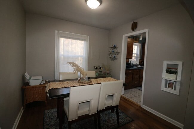 Building Photo - 626 Bertrand St