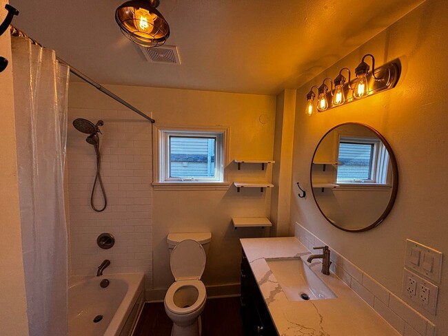 Building Photo - Charming duplex-style house in the heart of Green Lake and Tangletown