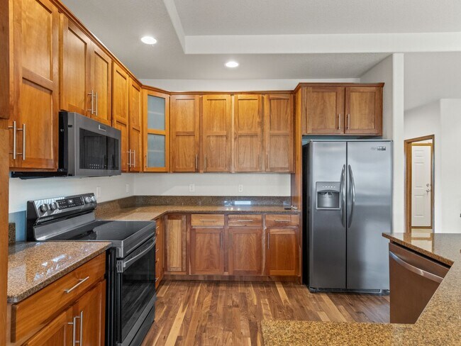 Building Photo - Exceptionally Spacious in the Pointe!