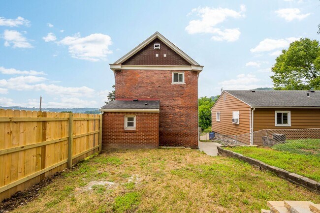 Building Photo - Stunning 3 bed, 2.5 bath home in McKees Rocks available October 1!