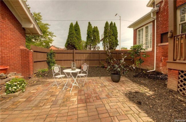 Building Photo - 22 Edison St