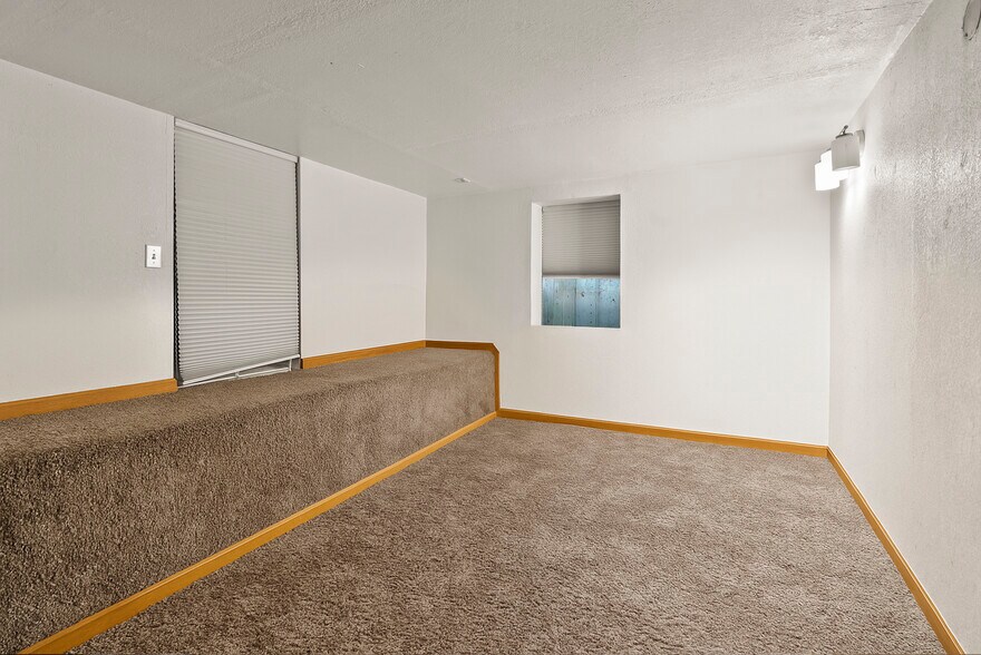 Building Photo - 1522 W 9th St