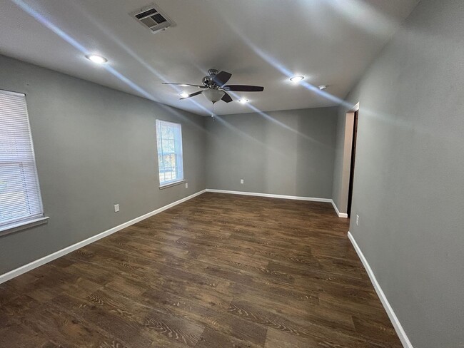 Building Photo - Updated Central Waco Home