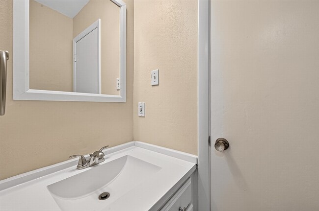 Building Photo - 813 Lakeview Dr