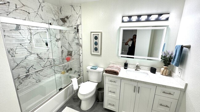 Building Photo - Stunning Newly Renovated 3BD/2.5BA Luxury ...