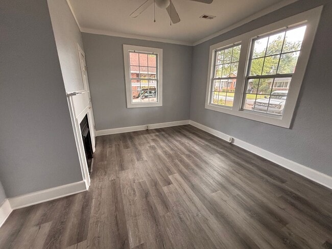 Building Photo - 3 Bedrooms, 2 Bathrooms - Home in Celenease!