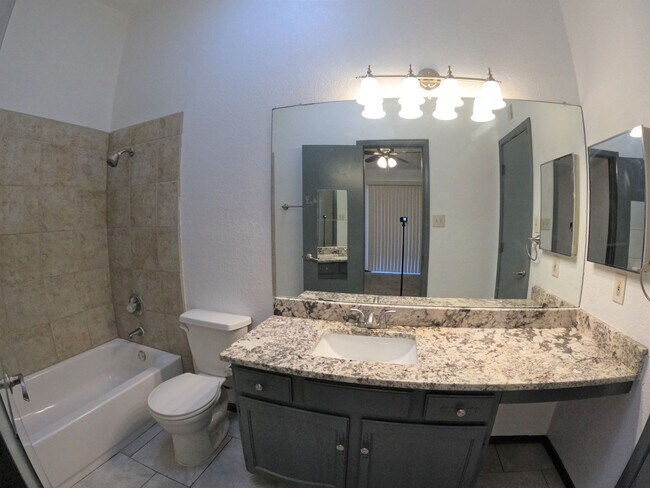Building Photo - 2717 Fairway Dr