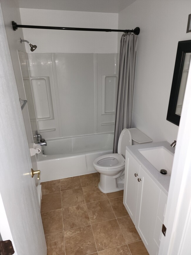 Updated bathroom - 16251 Franklin Trl SE