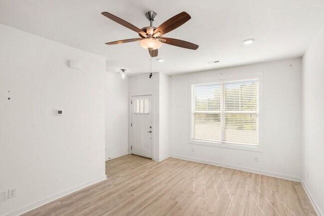 Building Photo - 3 Bed/3 Full Baths! Newer Townhome