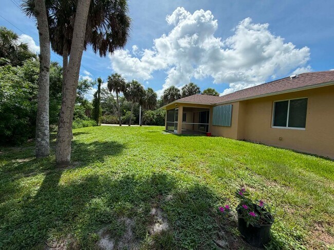 Building Photo - Your Dream Home Awaits in Port Charlotte!