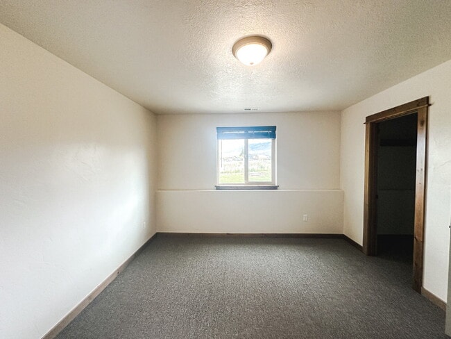 Building Photo - 3 Bedroom, 1 Bathroom Lower Level Duplex