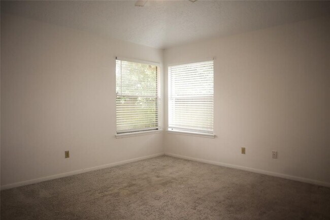 Building Photo - 915 Valley Ranch Dr