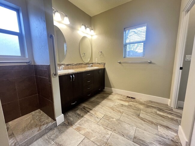 Building Photo - The perfect 2 bed/2bath with office patio home in the beautiful Hazelwood community just off Lake...