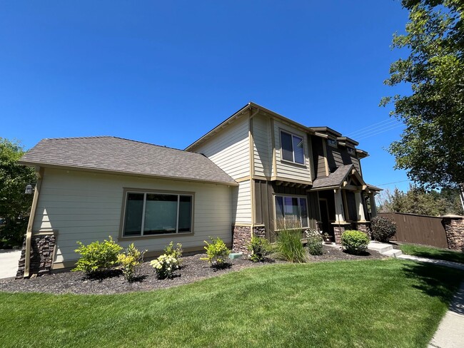 Building Photo - Spacious 3-Bed, 2.5 Bath Home with Communi...