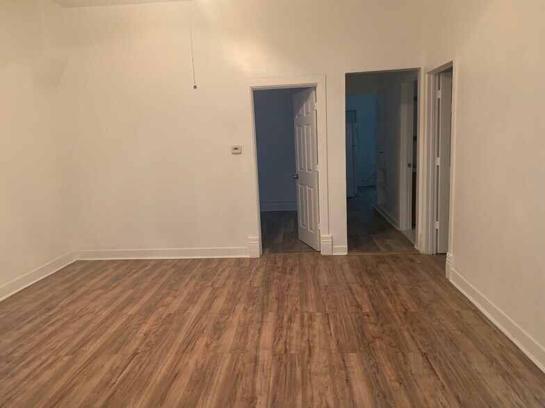 Dining room - 2930 W Polk St