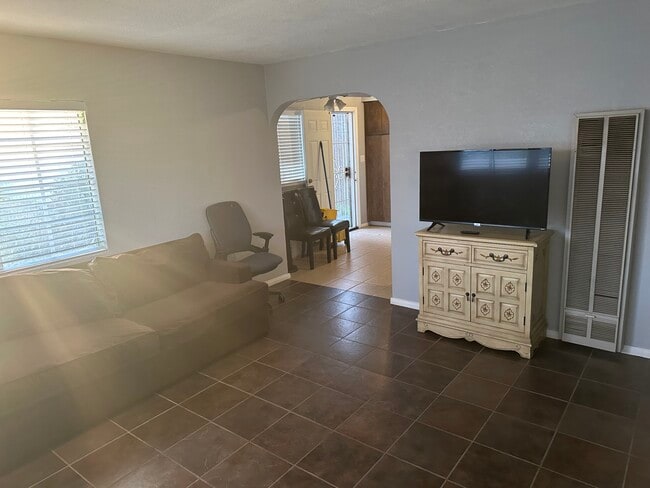 Primary Photo - 1592 W Persimmon St