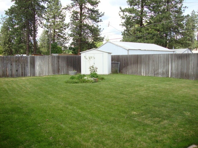 Building Photo - Northside 3 Bedroom 1 Bath Brick Rancher