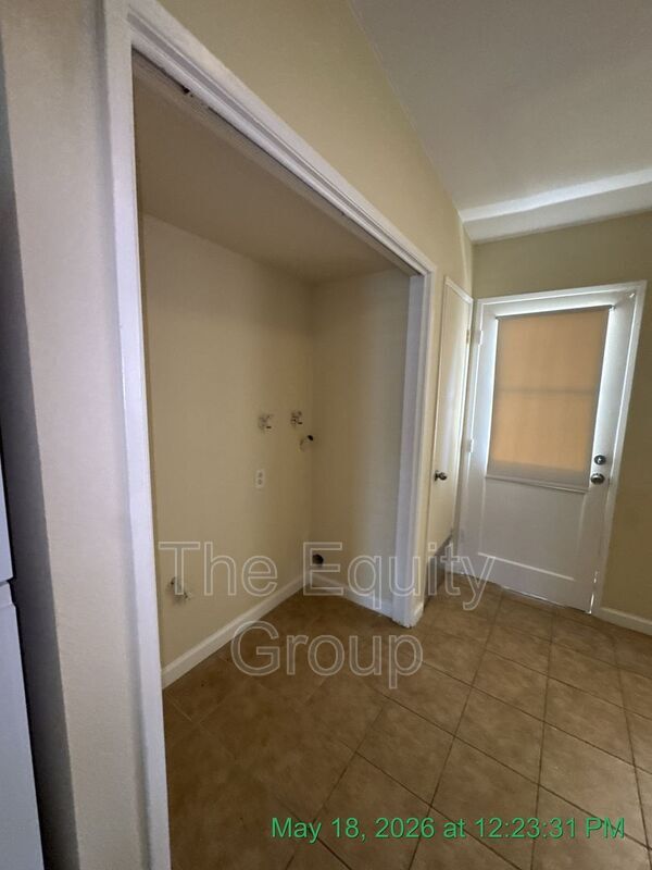Building Photo - 1140 W Tulare Ave