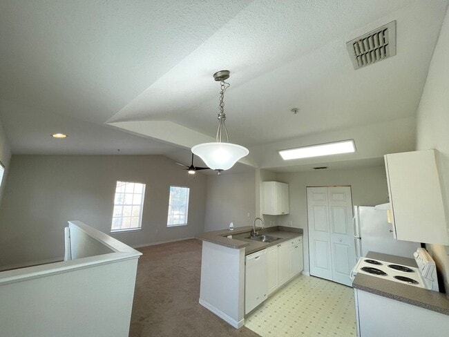 Building Photo - 1 Bedroom / 1 Bath Condo in Gated Community, Available Now!