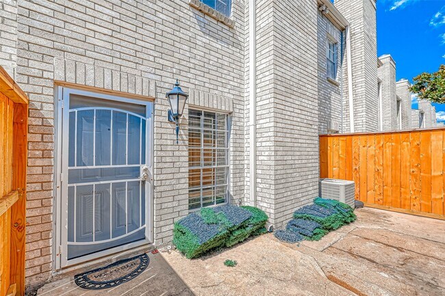 Building Photo - 3780 Tanglewilde St