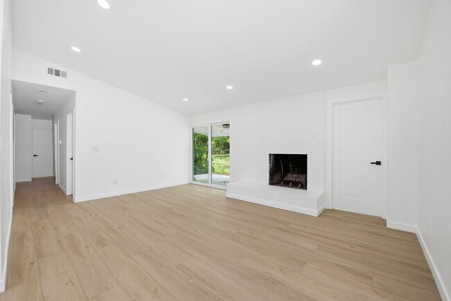 Building Photo - Brand new remodel!