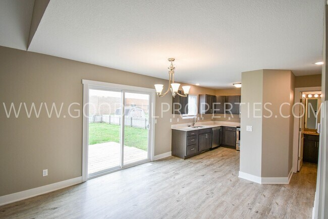 Building Photo - 3 BDRM 2.5 Bath finished basement fenced backyard in Ankeny