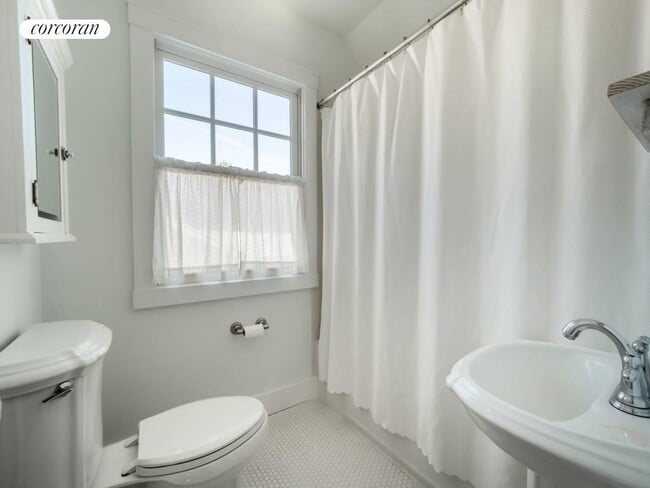 Building Photo - 24 Dale St