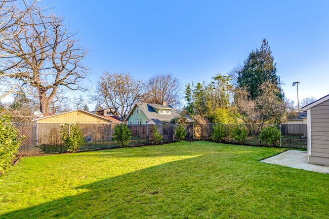 Building Photo - 1937 NE Dekum St