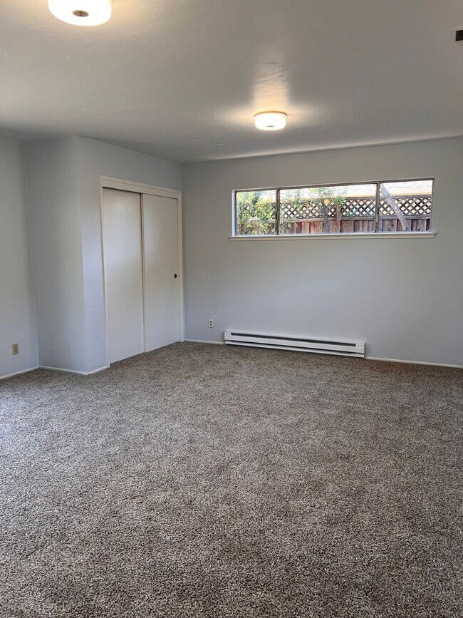 Building Photo - 1143 Solana Dr