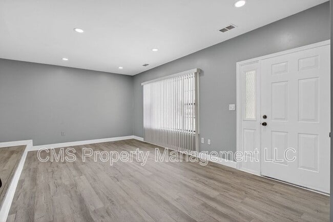 Building Photo - 1216 Thomas Ave