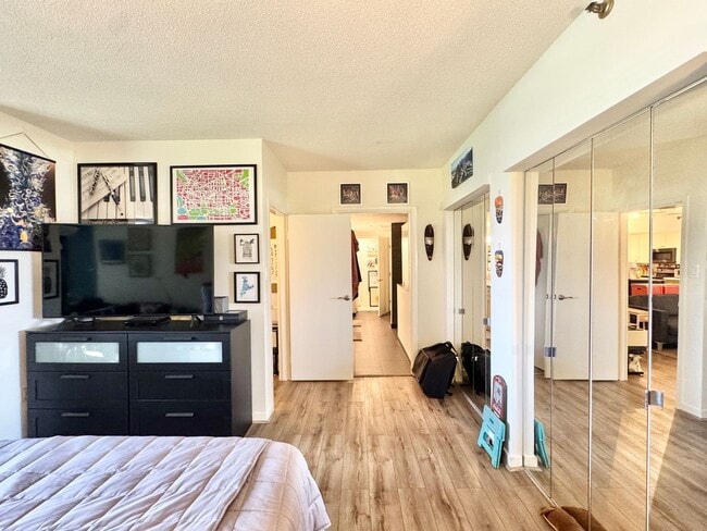 Building Photo - ARLINGTON CONDO - Sleek Sophistication Mee...