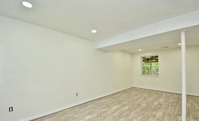 Building Photo - 16501 Accolawn Rd