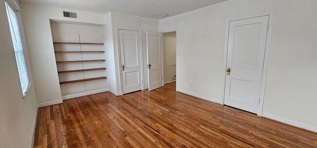 Building Photo - Sun-Filled & Well-Maintained 1 Bed 1 Bath Interior Townhome In Arlington Village