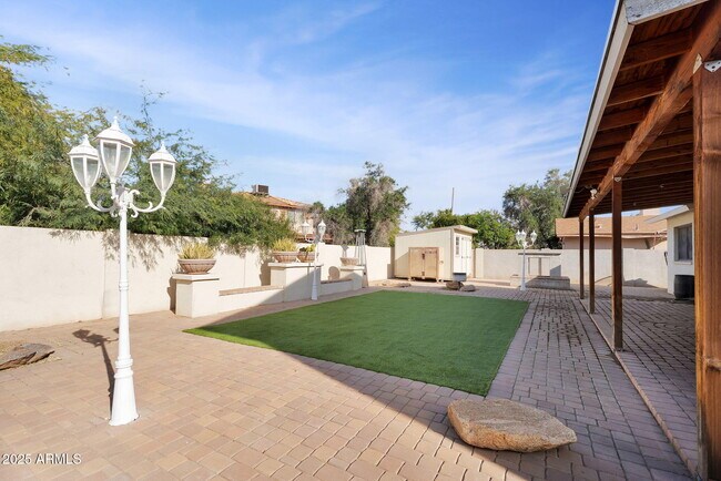 Building Photo - 2542 W Nopal Ave