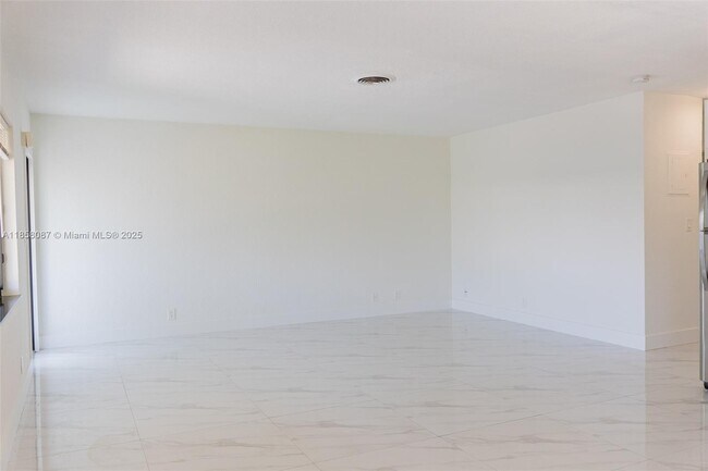 Building Photo - 2140 NE 56th St