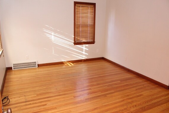 Building Photo - 14999 Lincoln Ave